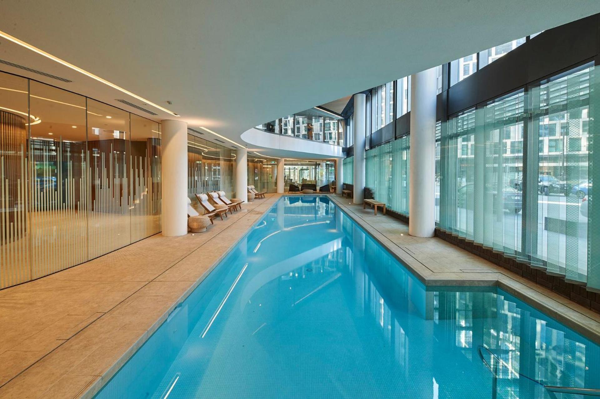 Apartment High-rise On Collins With Free Parking, Pool, Gym *