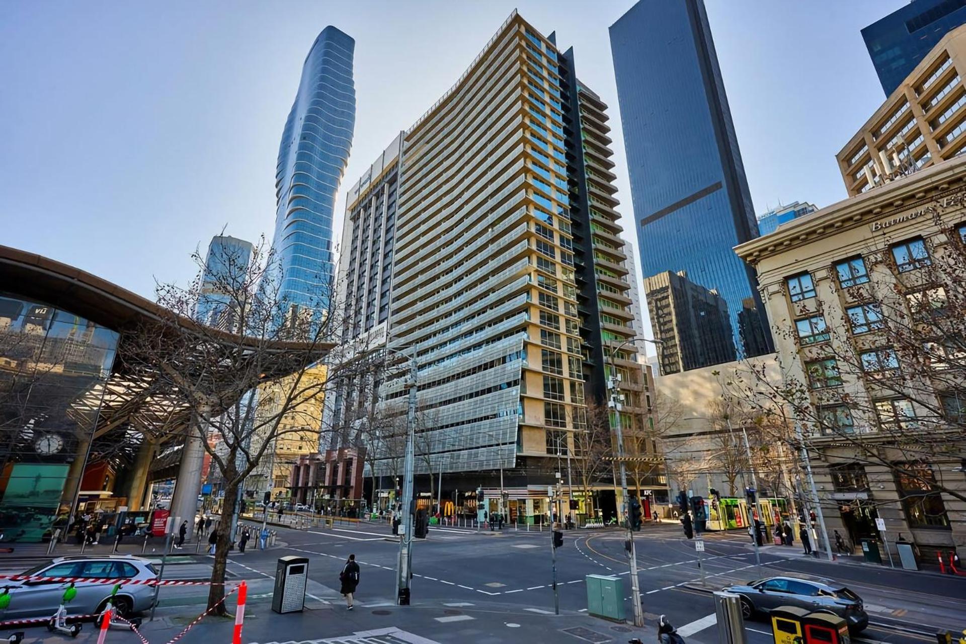 Collins Street Chic - Your Stylish Getaway * Melbourne