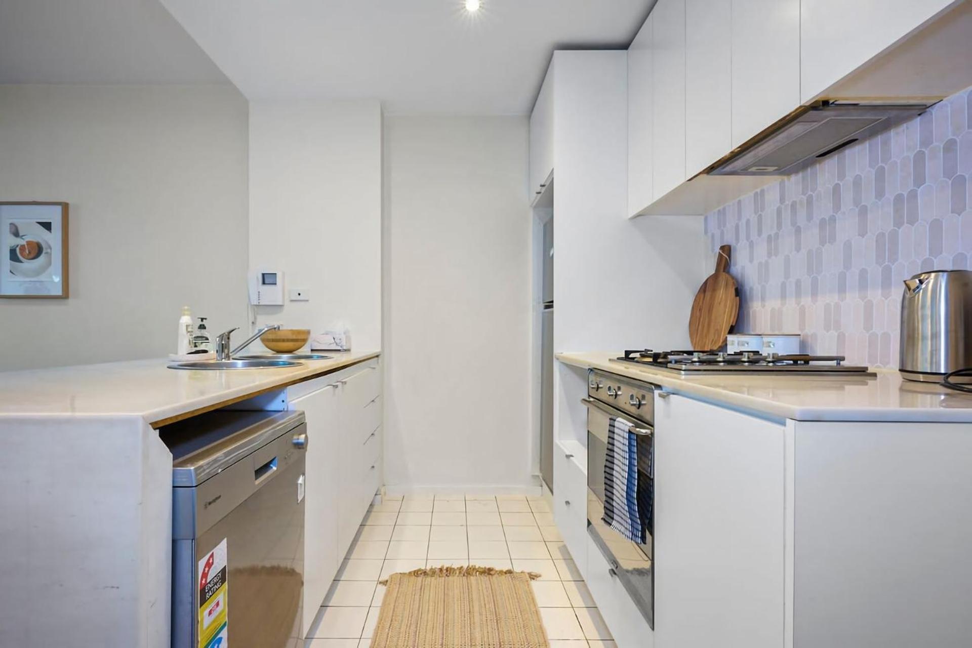 Collins Street Chic - Your Stylish Getaway