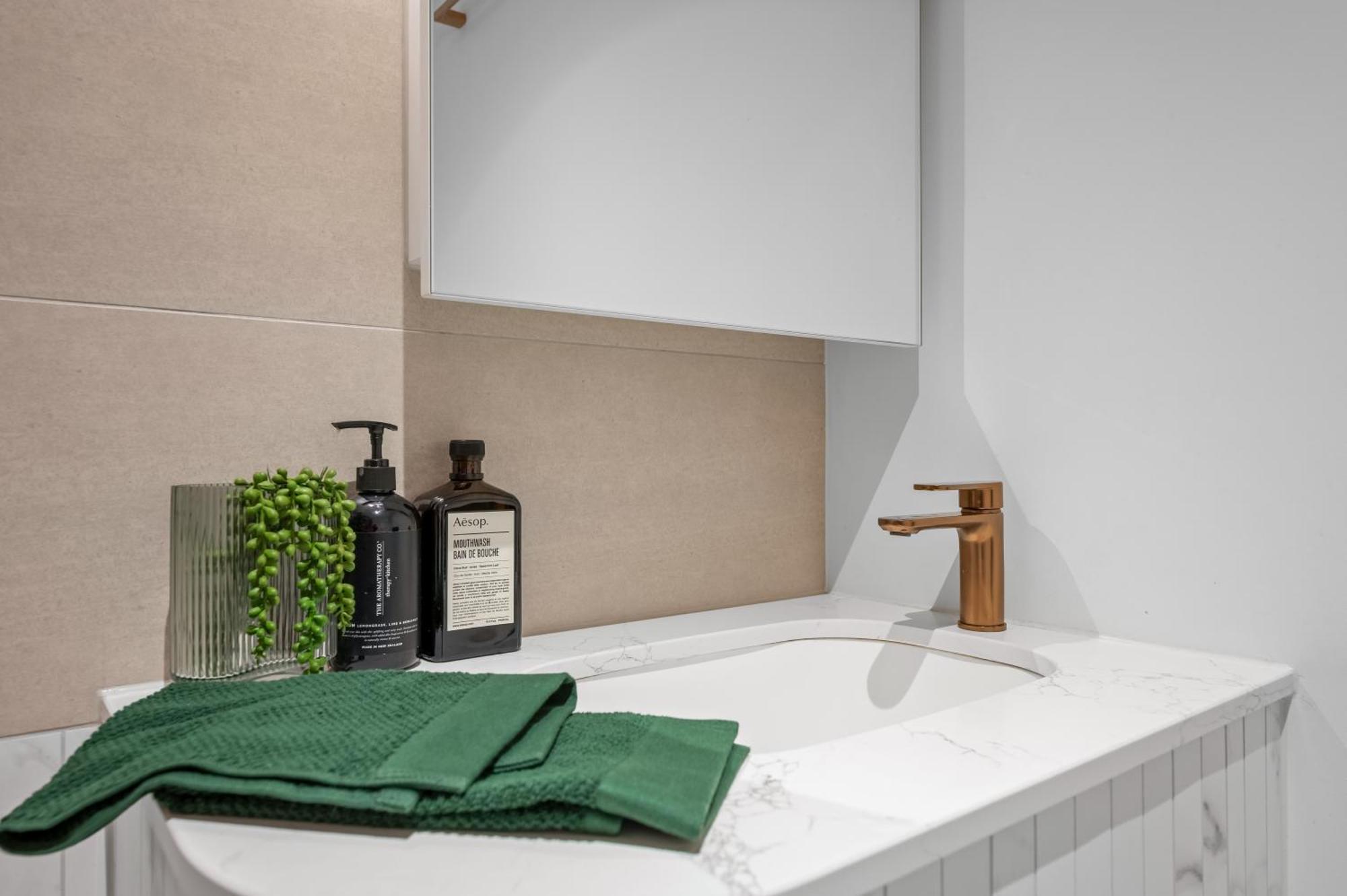 Stupendous Cbd & Garden Views - 2bdr 2 Bth With Free Parking Apartment Melbourne