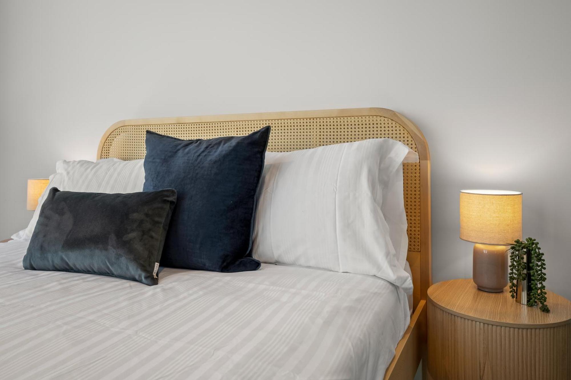 Stupendous Cbd & Garden Views - 2bdr 2 Bth With Free Parking Apartment *