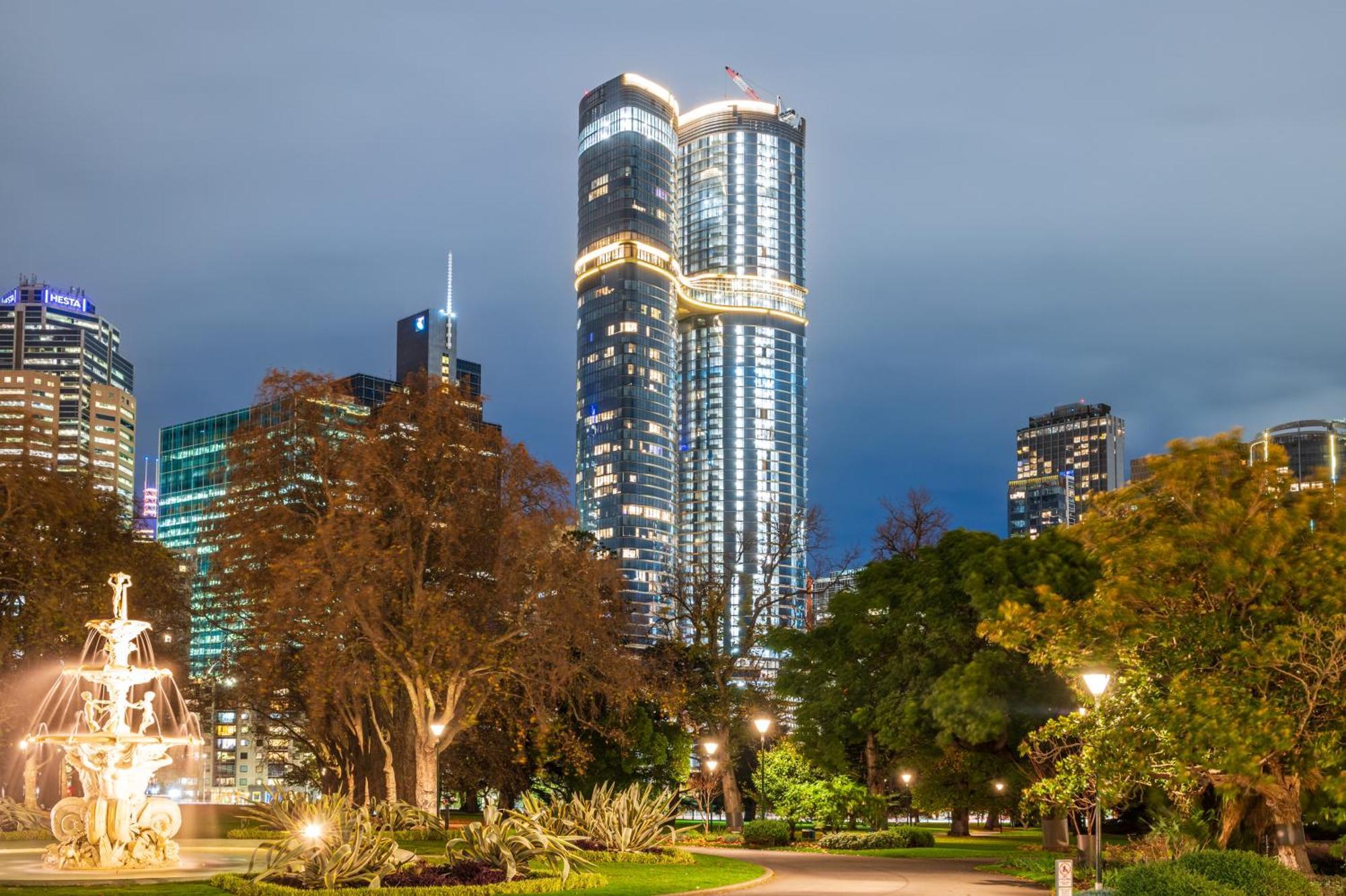 Stupendous Cbd & Garden Views - 2bdr 2 Bth With Free Parking Apartment *