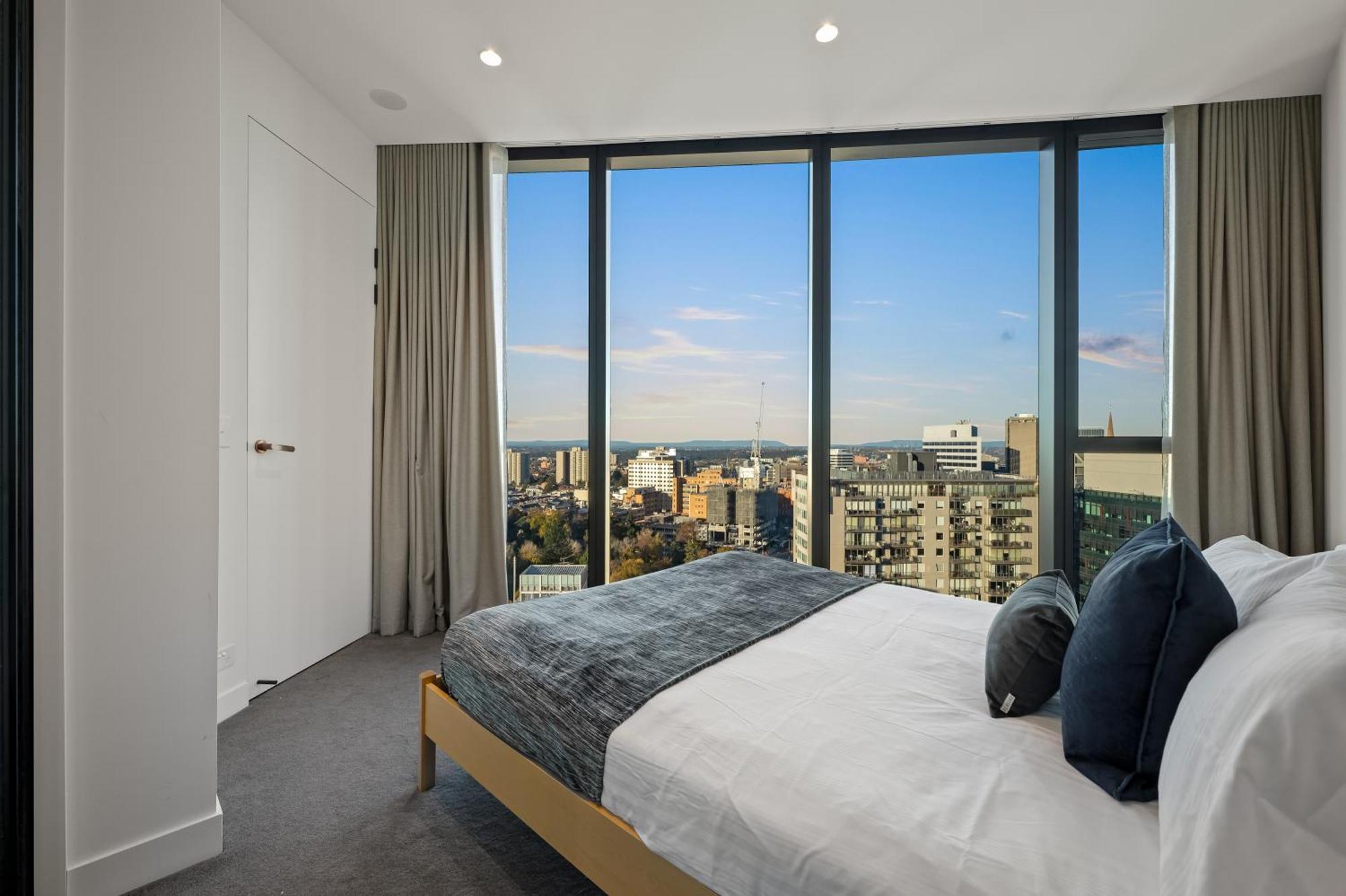 Apartment Stupendous Cbd & Garden Views - 2bdr 2 Bth With Free Parking *