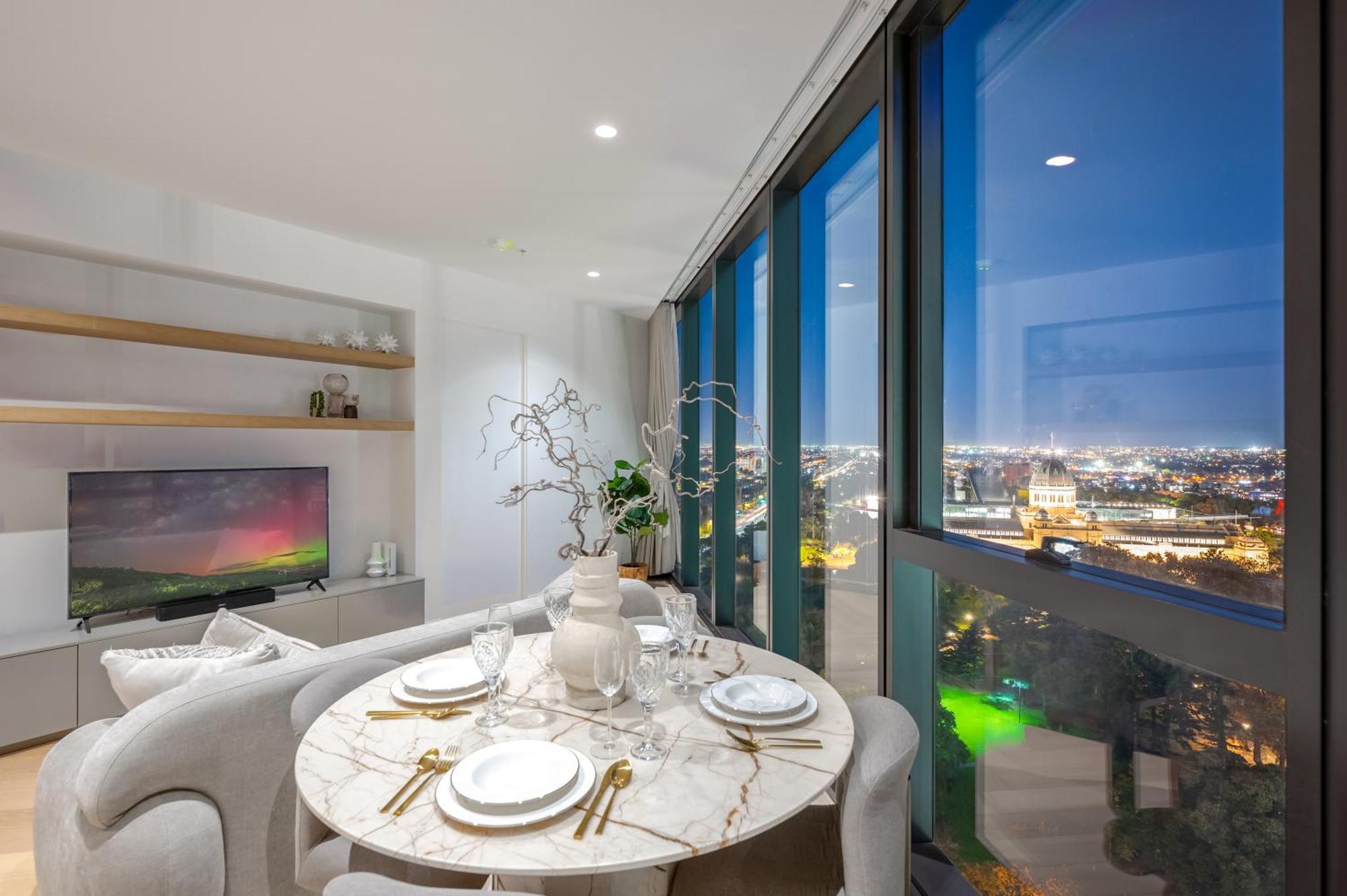 Stupendous Cbd & Garden Views - 2bdr 2 Bth With Free Parking *