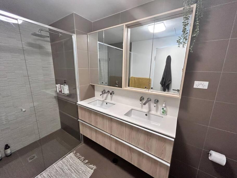 Ocean View Modern 2 Bedroom With Parking In St Kilda Melbourne