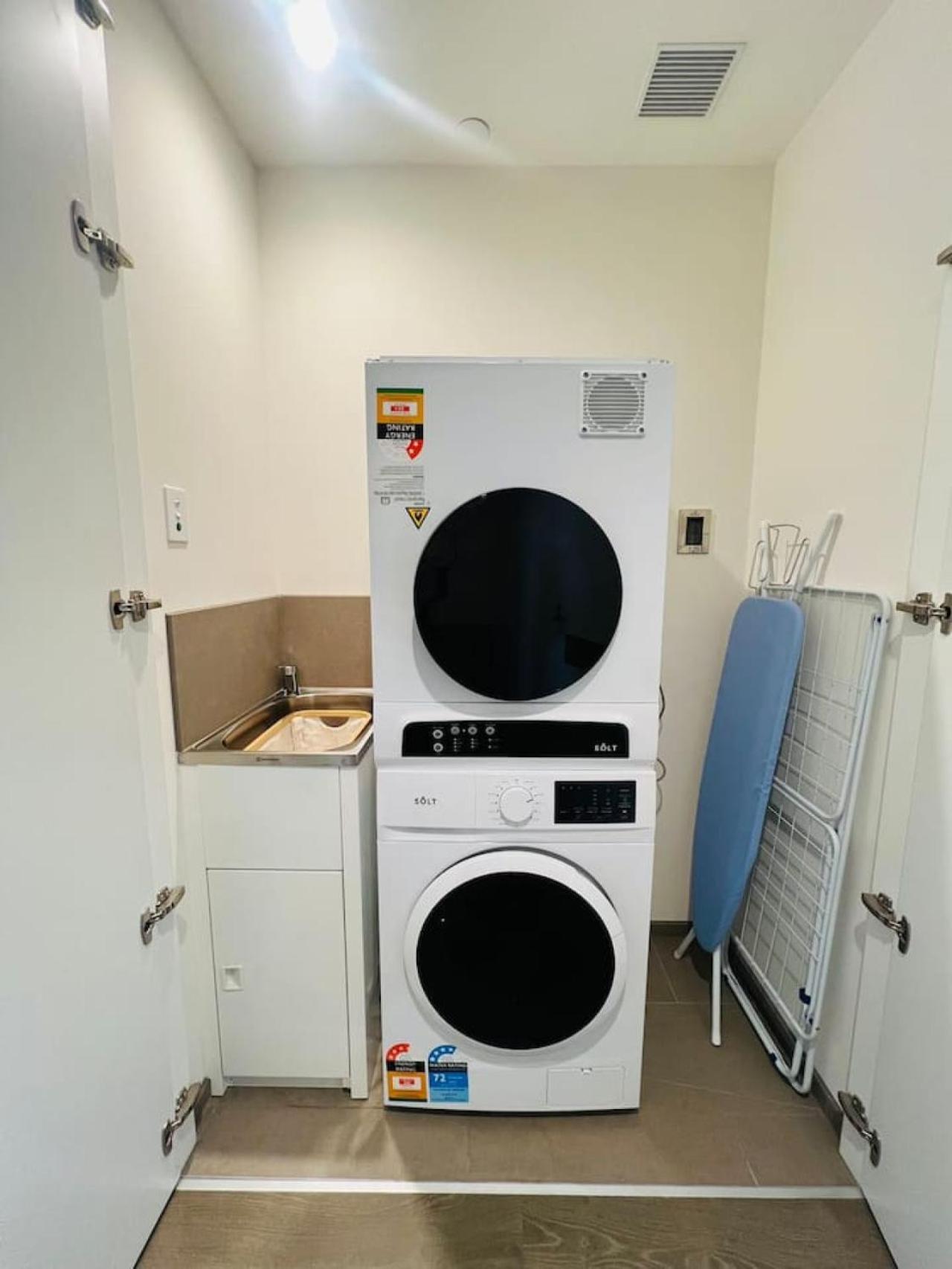 Australia 108 1bed 1bath L65 Melbourne