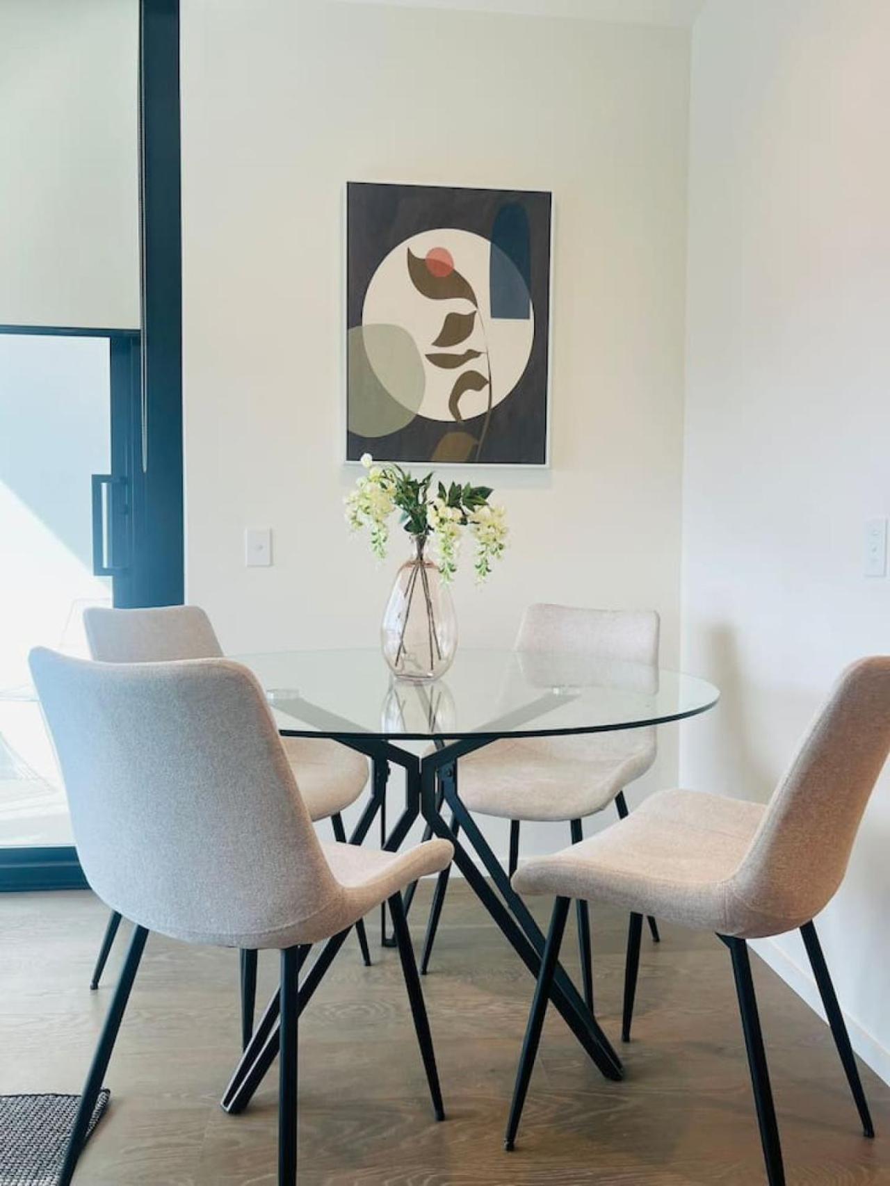 Australia 108 1bed 1bath L65 *