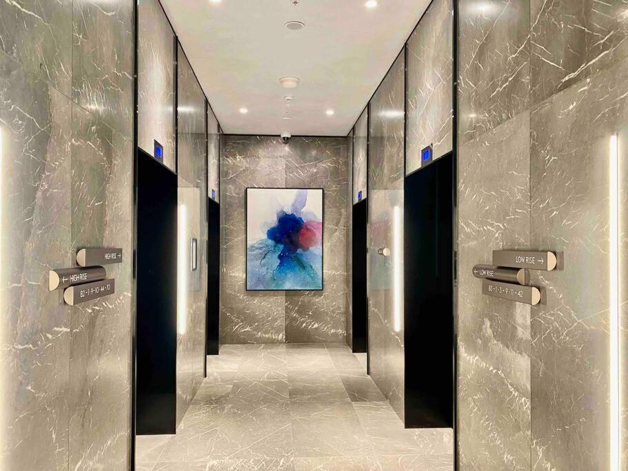 Chic 2br Luxury In Prime West Side Complex Center Of It Apartment *