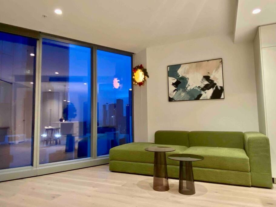 Chic 2br Luxury In Prime West Side Complex Center Of It Apartment