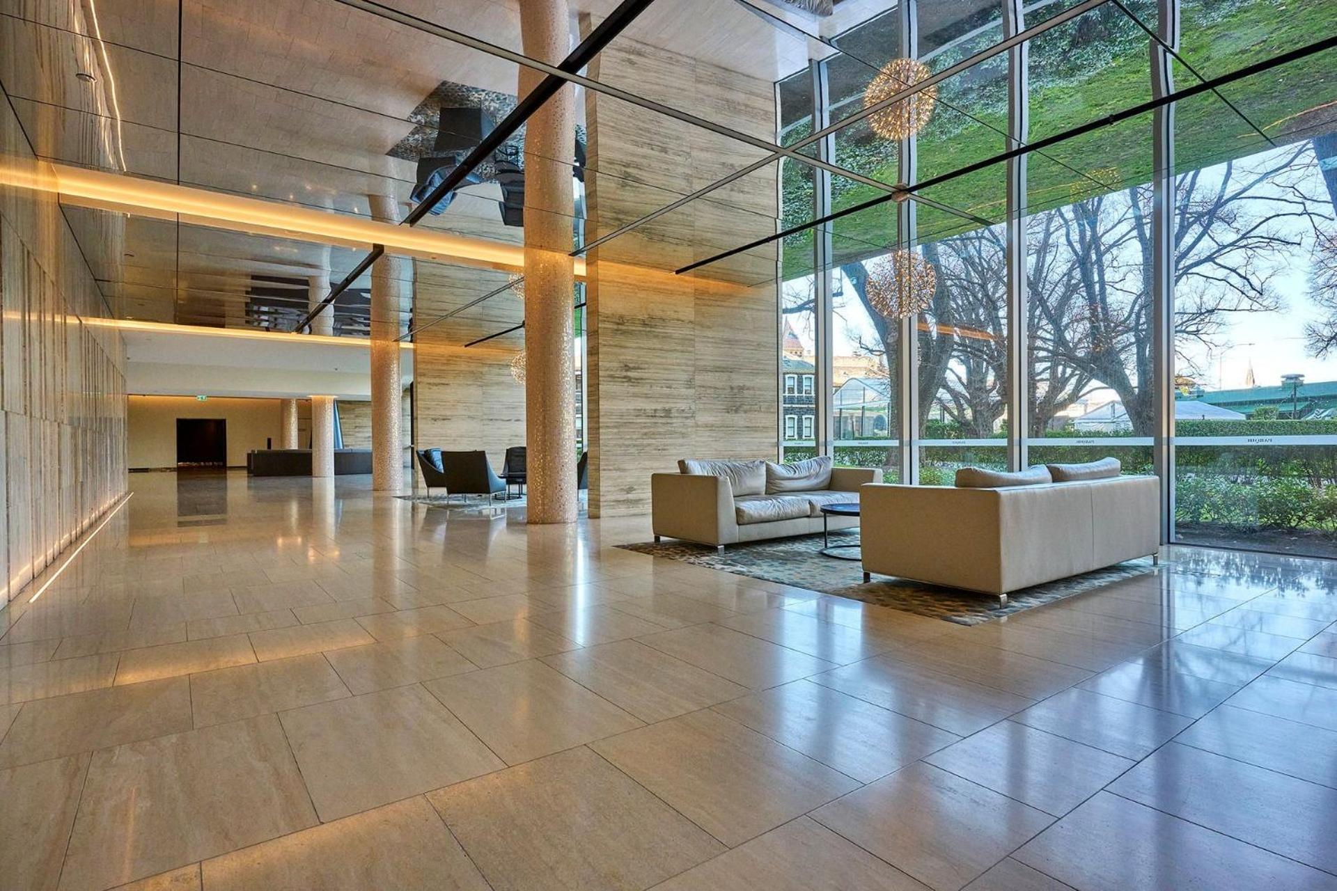 Stylish 2br On St Kilda Rd With Pool & Parking Apartment