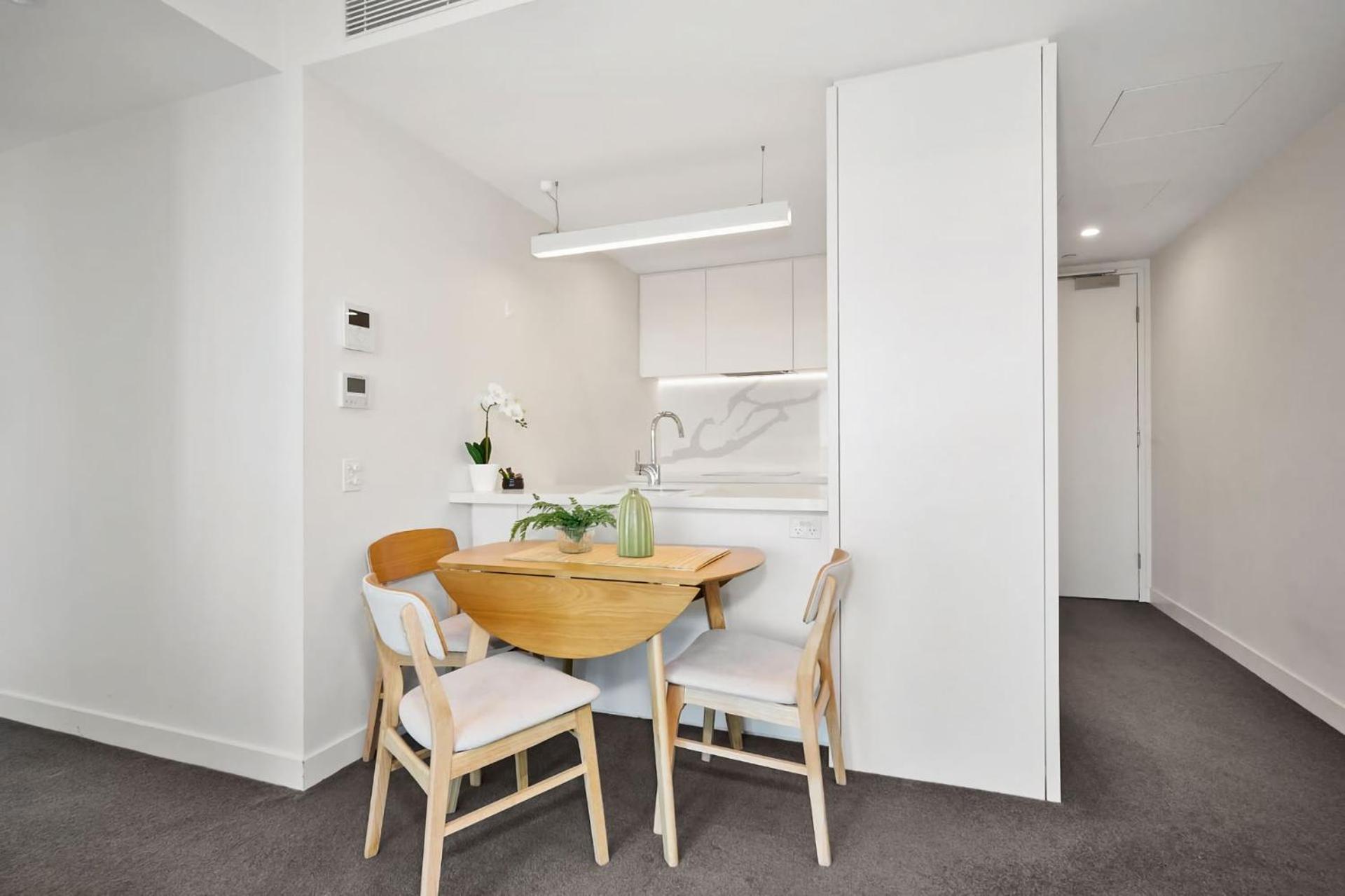 Stylish 2br On St Kilda Rd With Pool & Parking