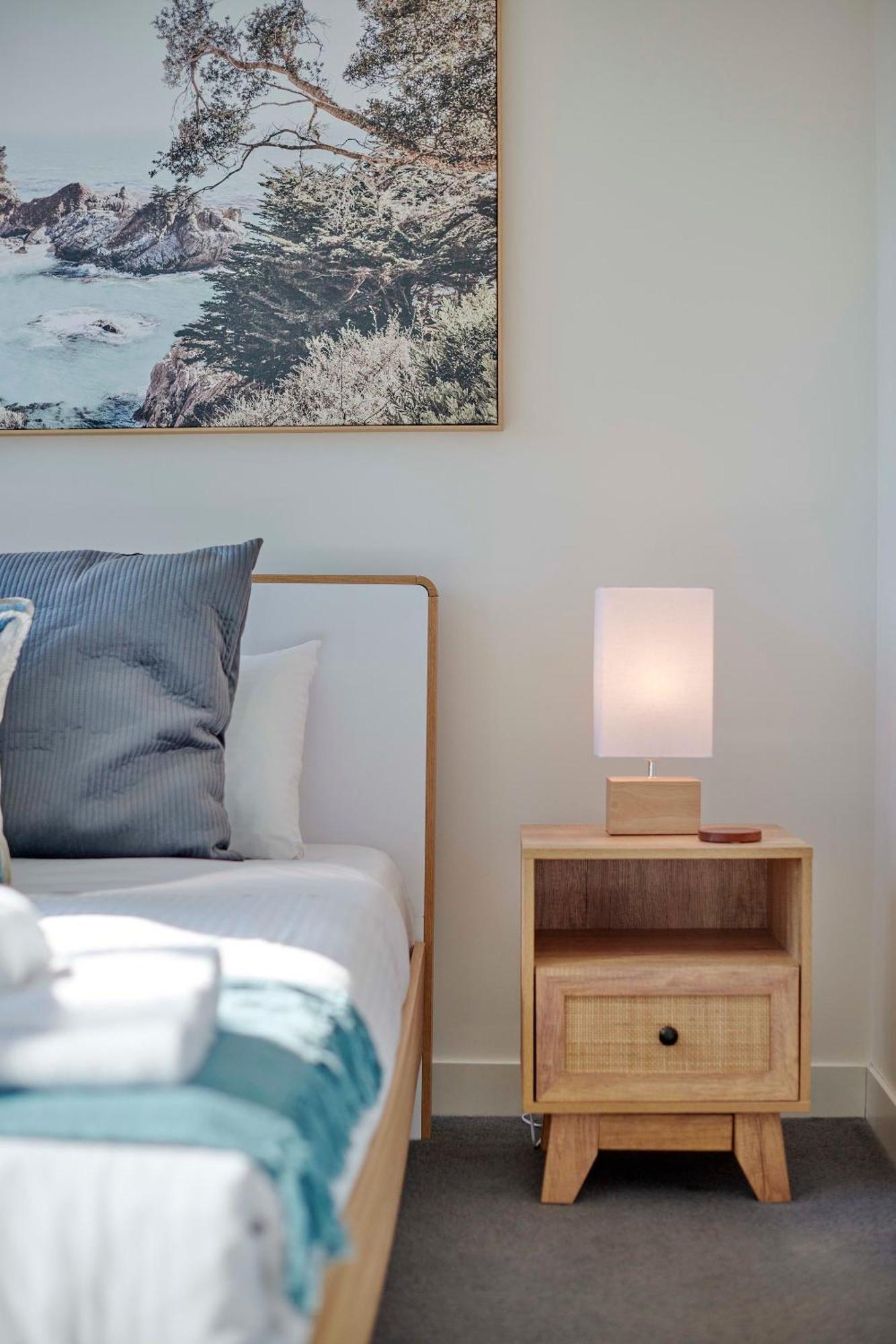 Stylish 2br On St Kilda Rd With Pool & Parking Apartment