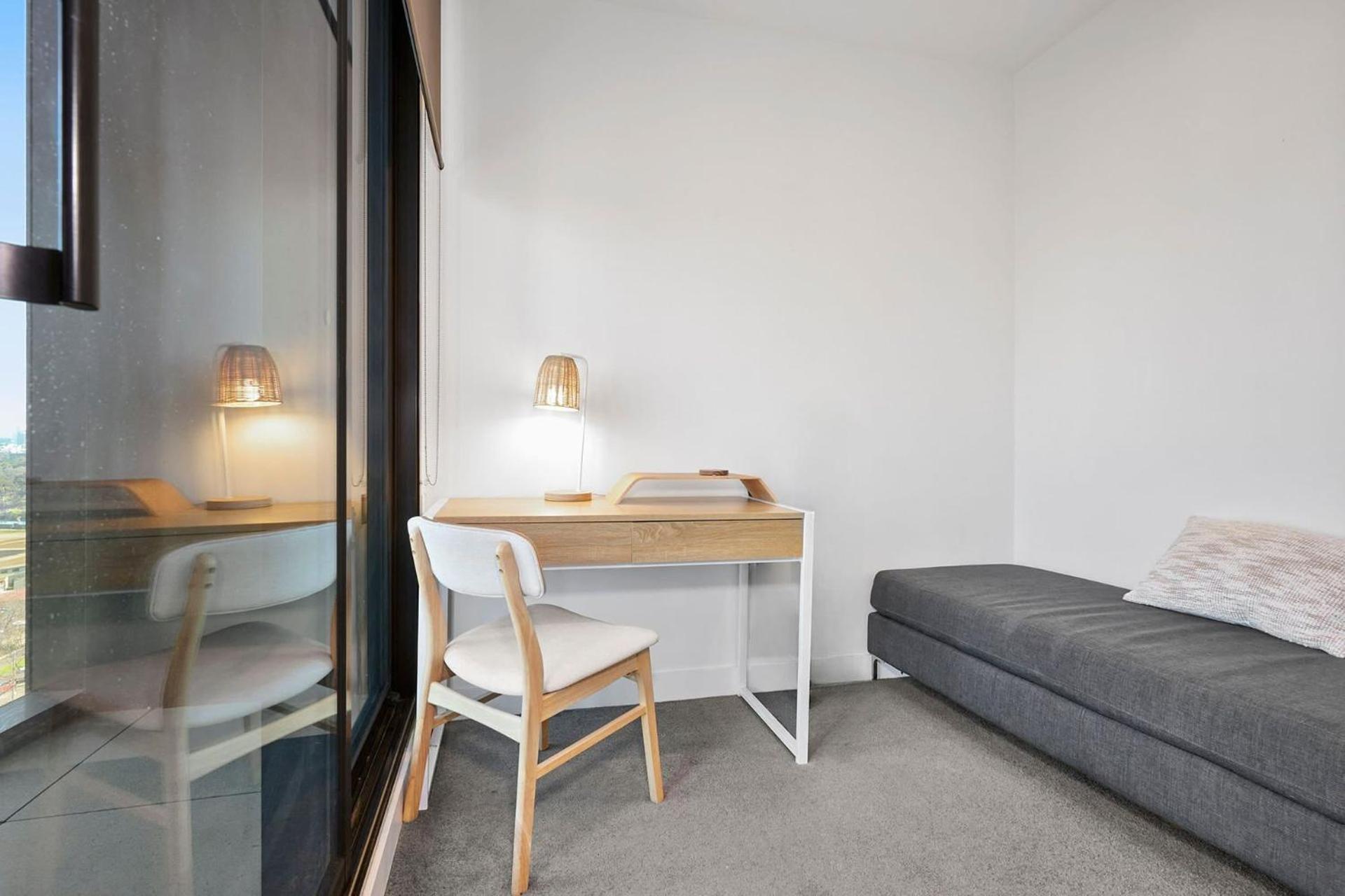 Stylish 2br On St Kilda Rd With Pool & Parking Apartment