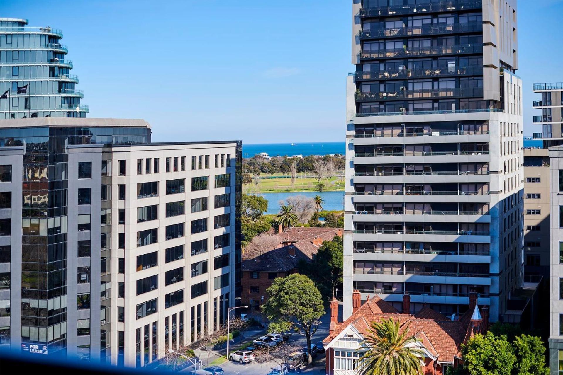 Stylish 2br On St Kilda Rd With Pool & Parking *