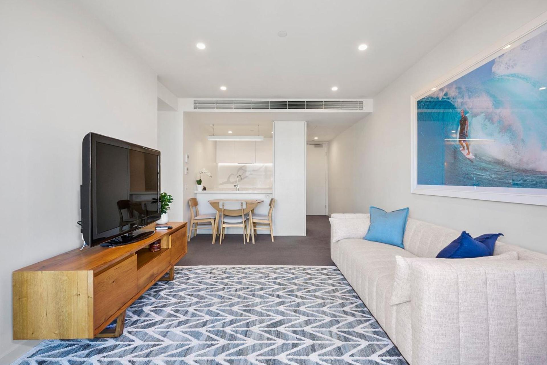 Stylish 2br On St Kilda Rd With Pool & Parking