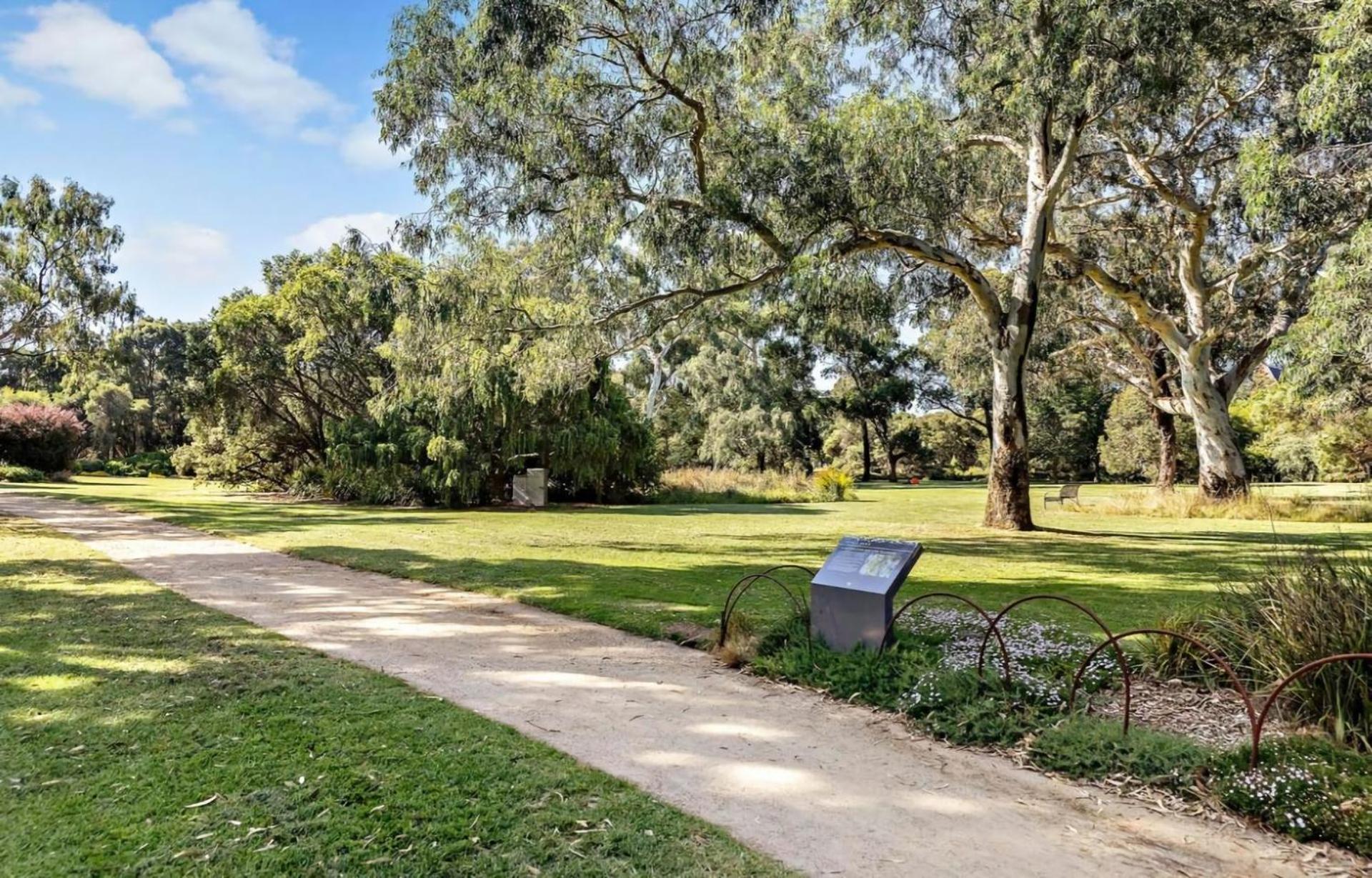 2br In Parkville Steps From Royal Park Apartment