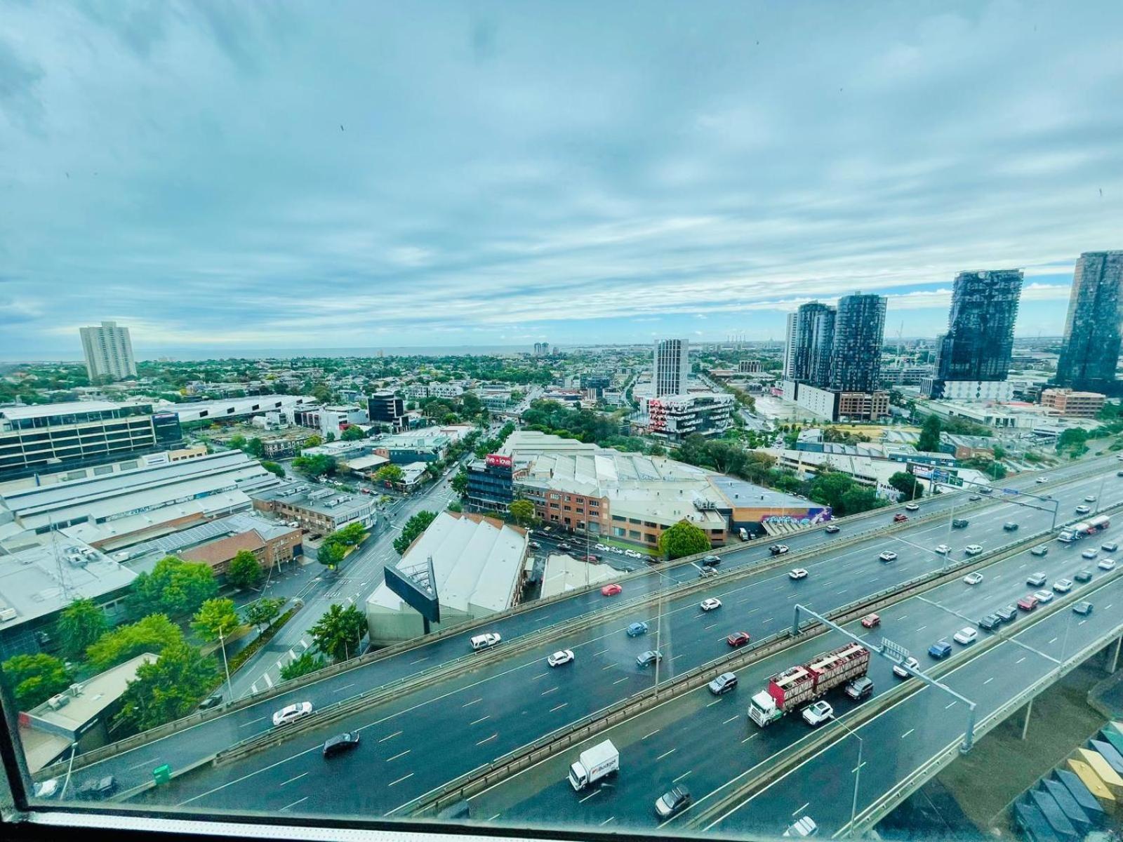Stunning Steps Away From Crown With Free Parking Apartment Melbourne