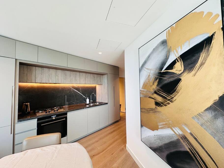 Apartment Royal Executive Living Corporate Sky West Side Place