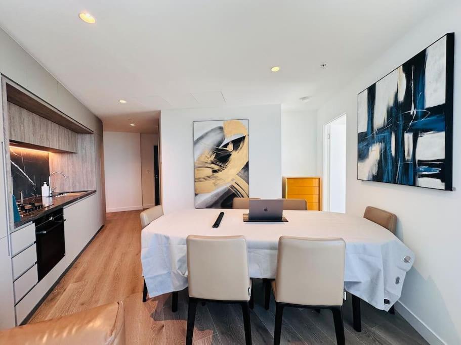 Royal Executive Living Corporate Sky Residence West Side Place Apartment *