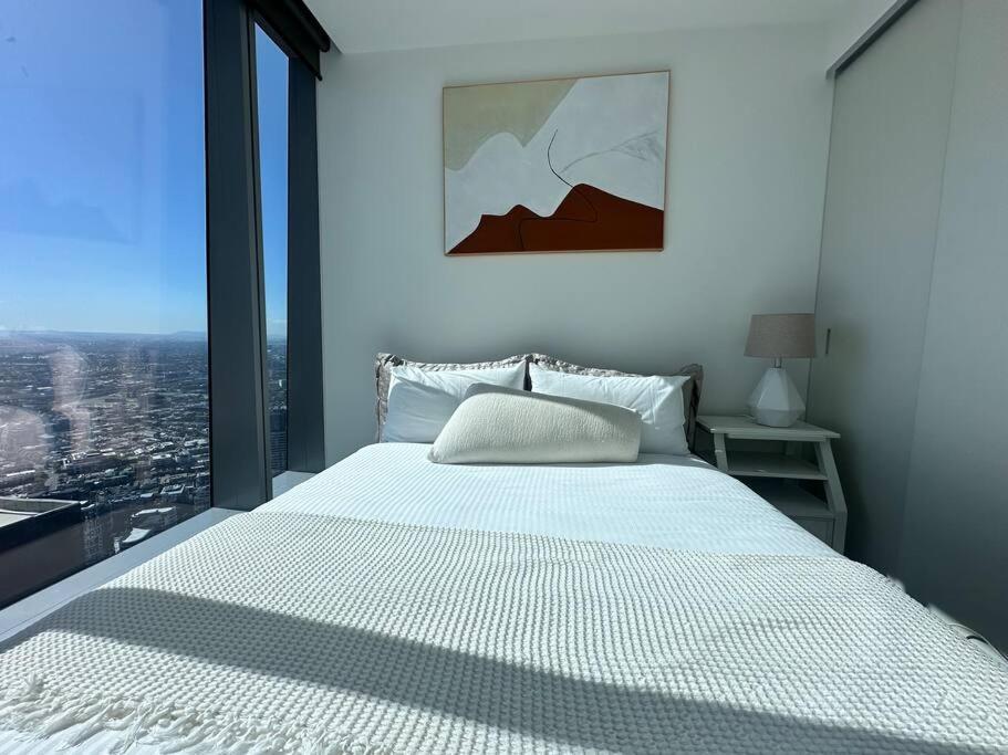 Royal Executive Living Corporate Sky Residence West Side Place Apartment *