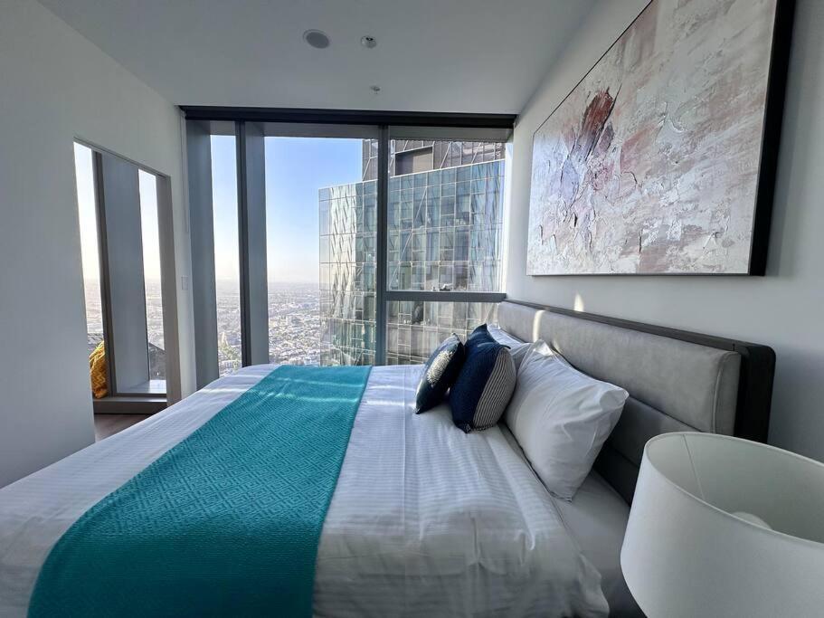 Royal Executive Living Corporate Sky Residence West Side Place Apartment
