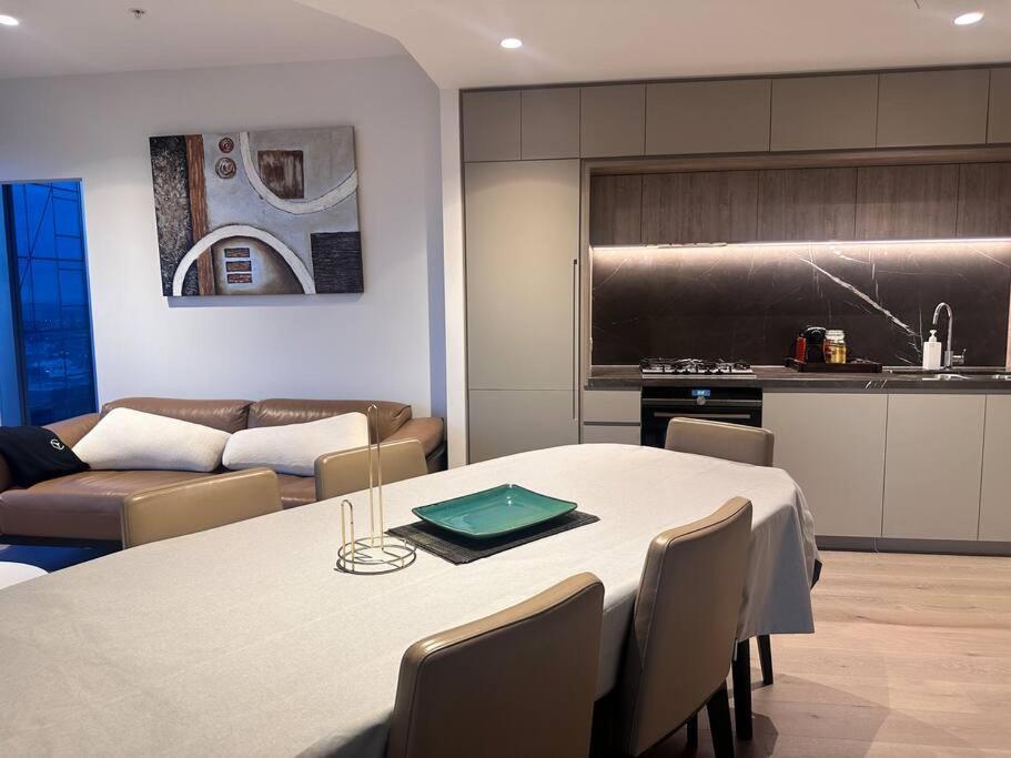 Royal Executive Living Corporate Sky Residence West Side Place