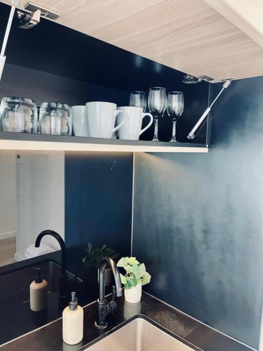 Stunning Steps Away From Crown With Free Parking * Melbourne