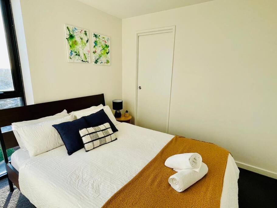 Stunning Steps Away From Crown With Free Parking * Melbourne