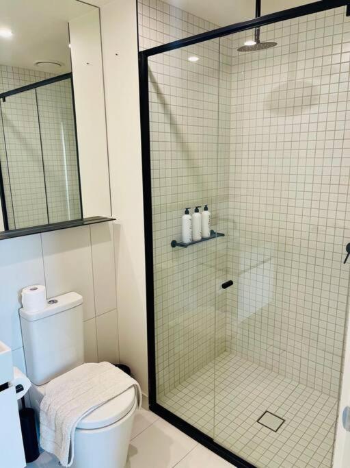 Apartment Stunning Steps Away From Crown With Free Parking *