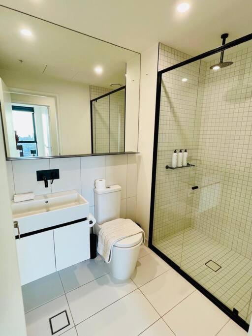 Stunning Steps Away From Crown With Free Parking * Melbourne