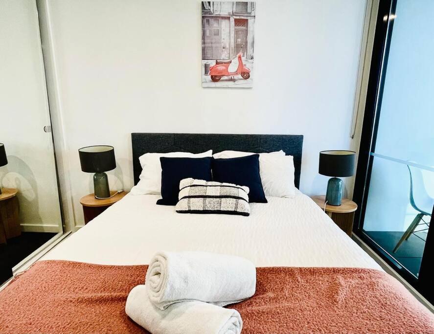Stunning Steps Away From Crown With Free Parking Apartment Melbourne