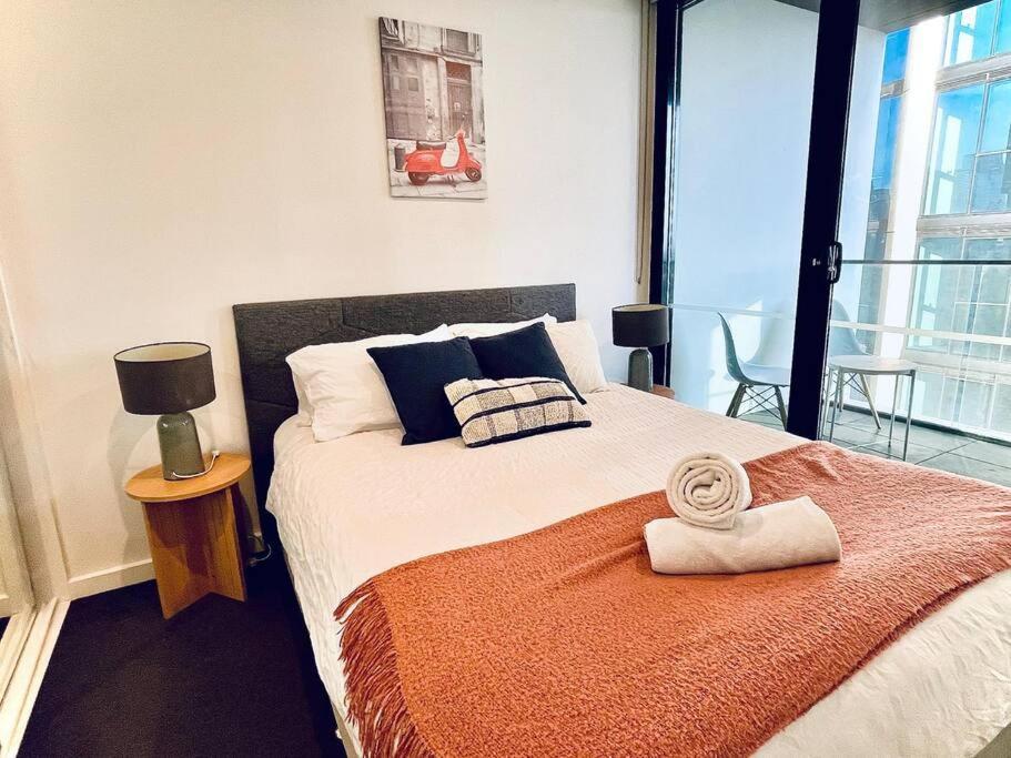 Apartment Stunning Steps Away From Crown With Free Parking