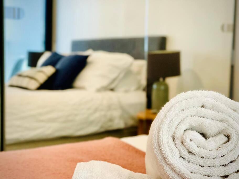 Stunning Steps Away From Crown With Free Parking Apartment Melbourne