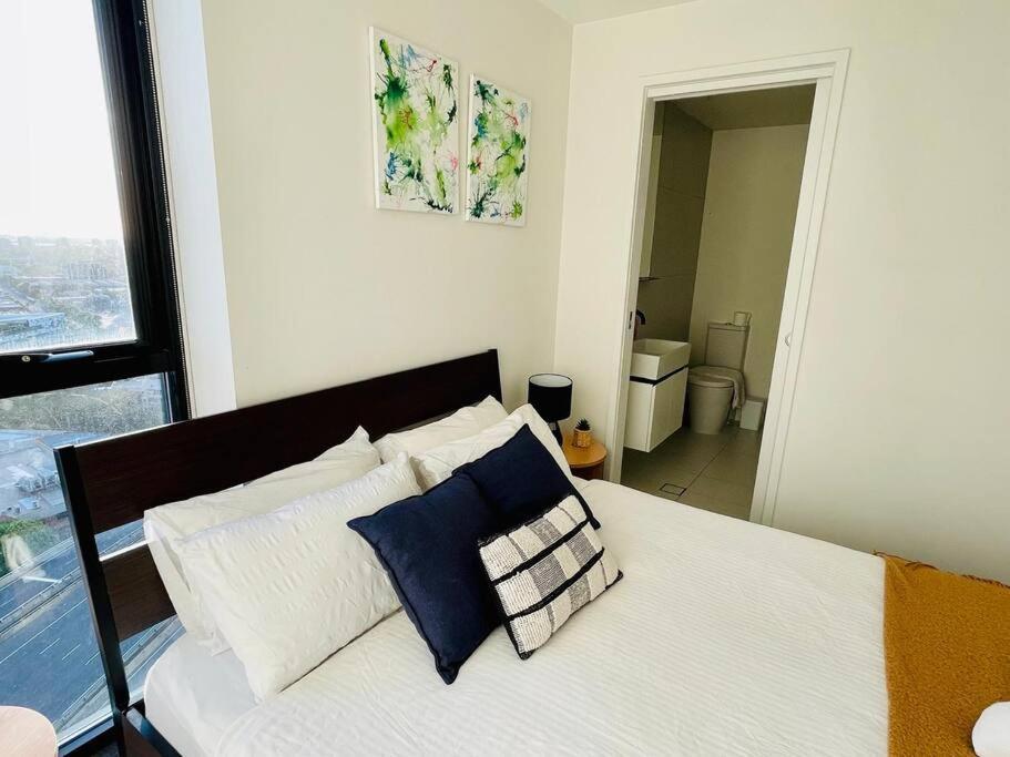 Stunning Steps Away From Crown With Free Parking Apartment Melbourne