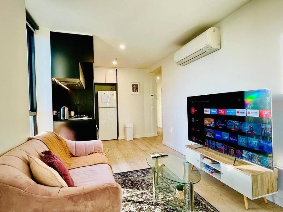 Stunning Steps Away From Crown With Free Parking