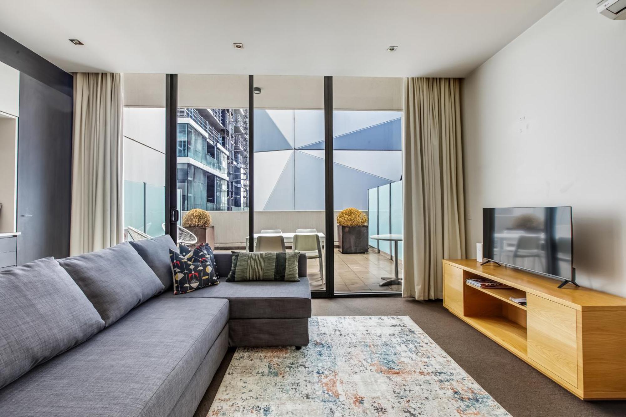 Apartment Modern Nomads South Yarra 1br Large Outdoor Space Near Station