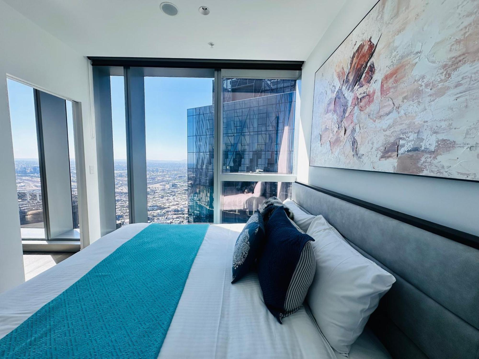 Royal Executive Living Corporate Sky Residence West Side Place Apartment