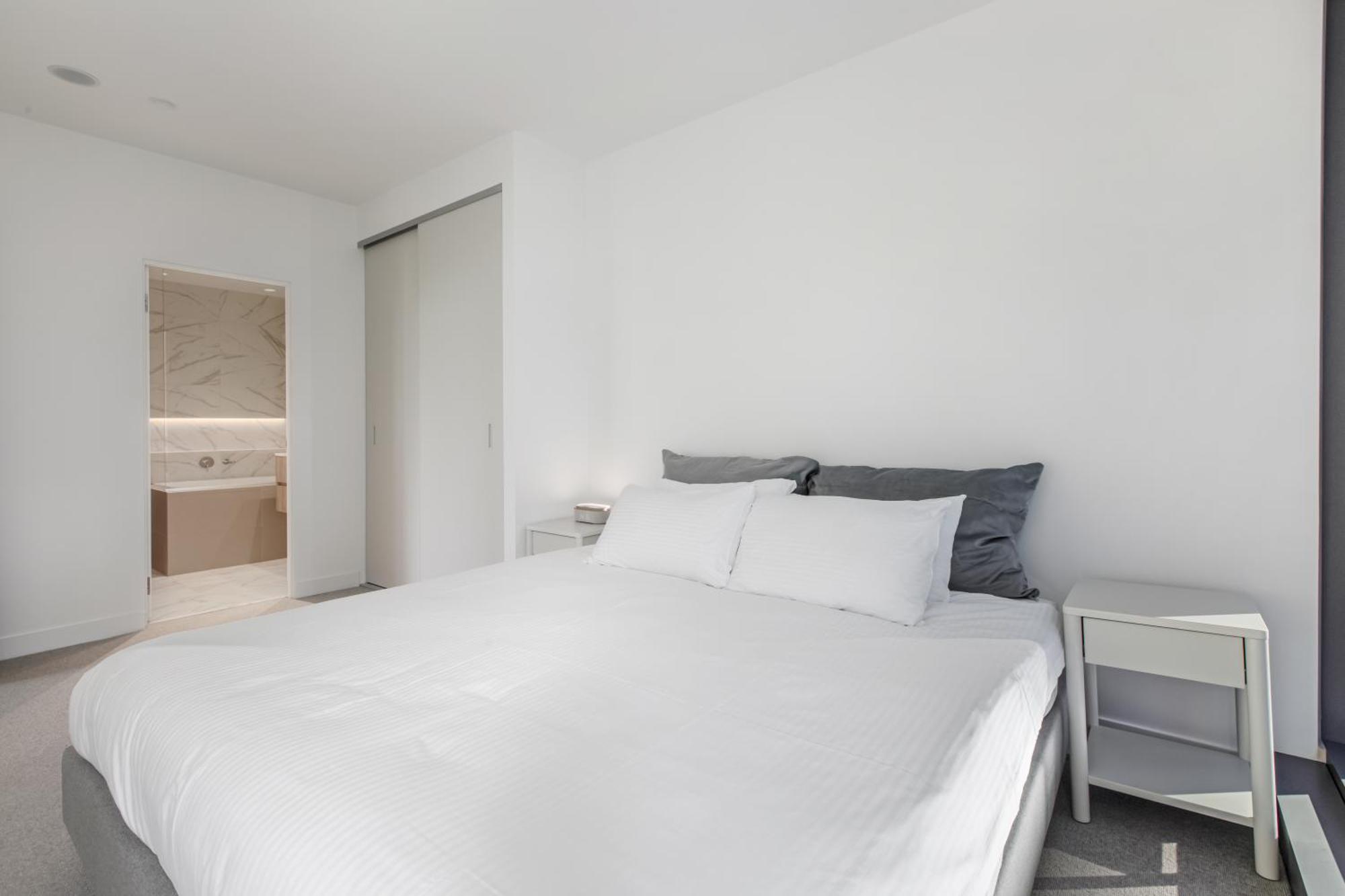 Modern Nomads Skyline View Escape - 2bedroom By Gardens And Station * Melbourne