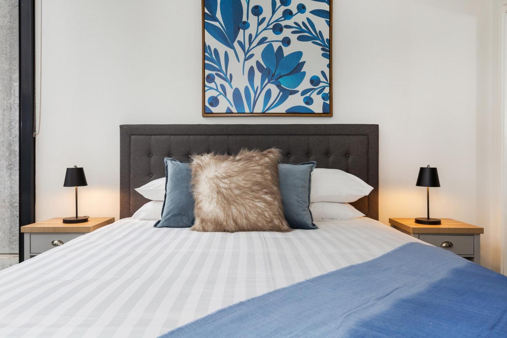 Luxe 2-bed With River Views Near Casino Apartment *