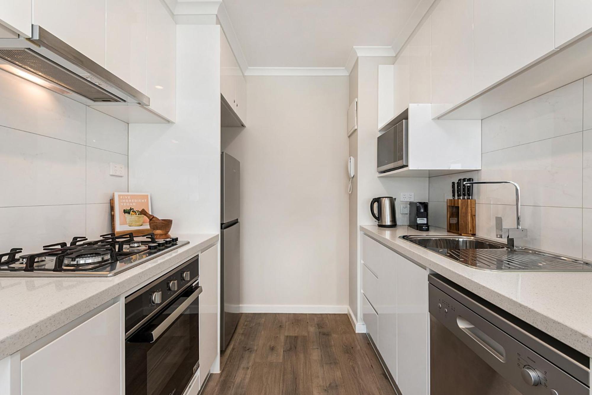 Stylish Unit With Balcony Near Crown Casino Apartment