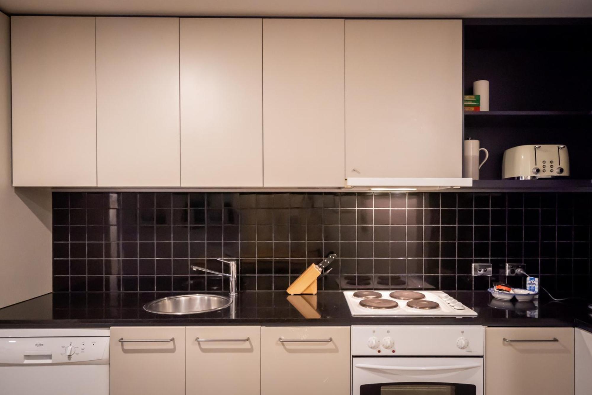 Apartment Convenient 2-bed In Melbourne's Heart