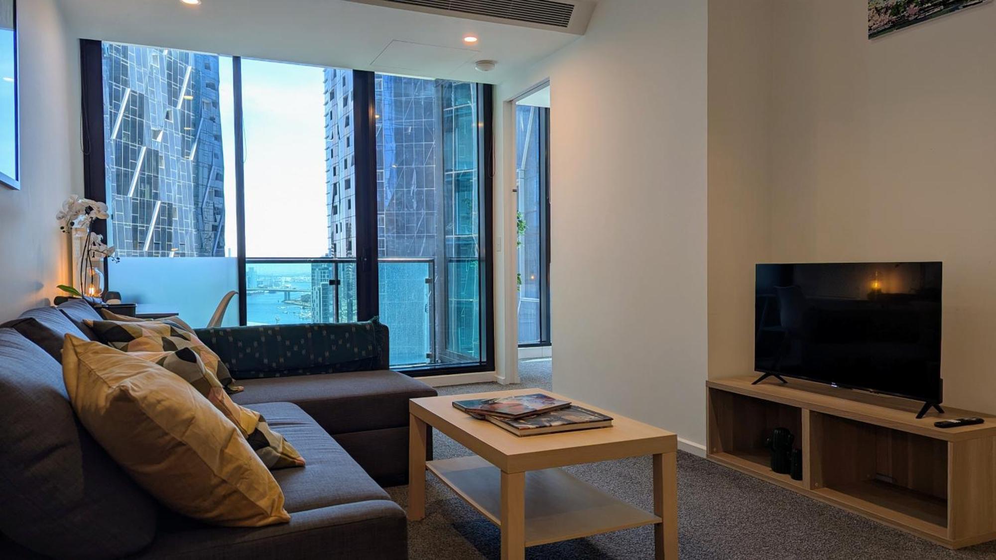 Cbd With Free Onsite Parking Apartment *