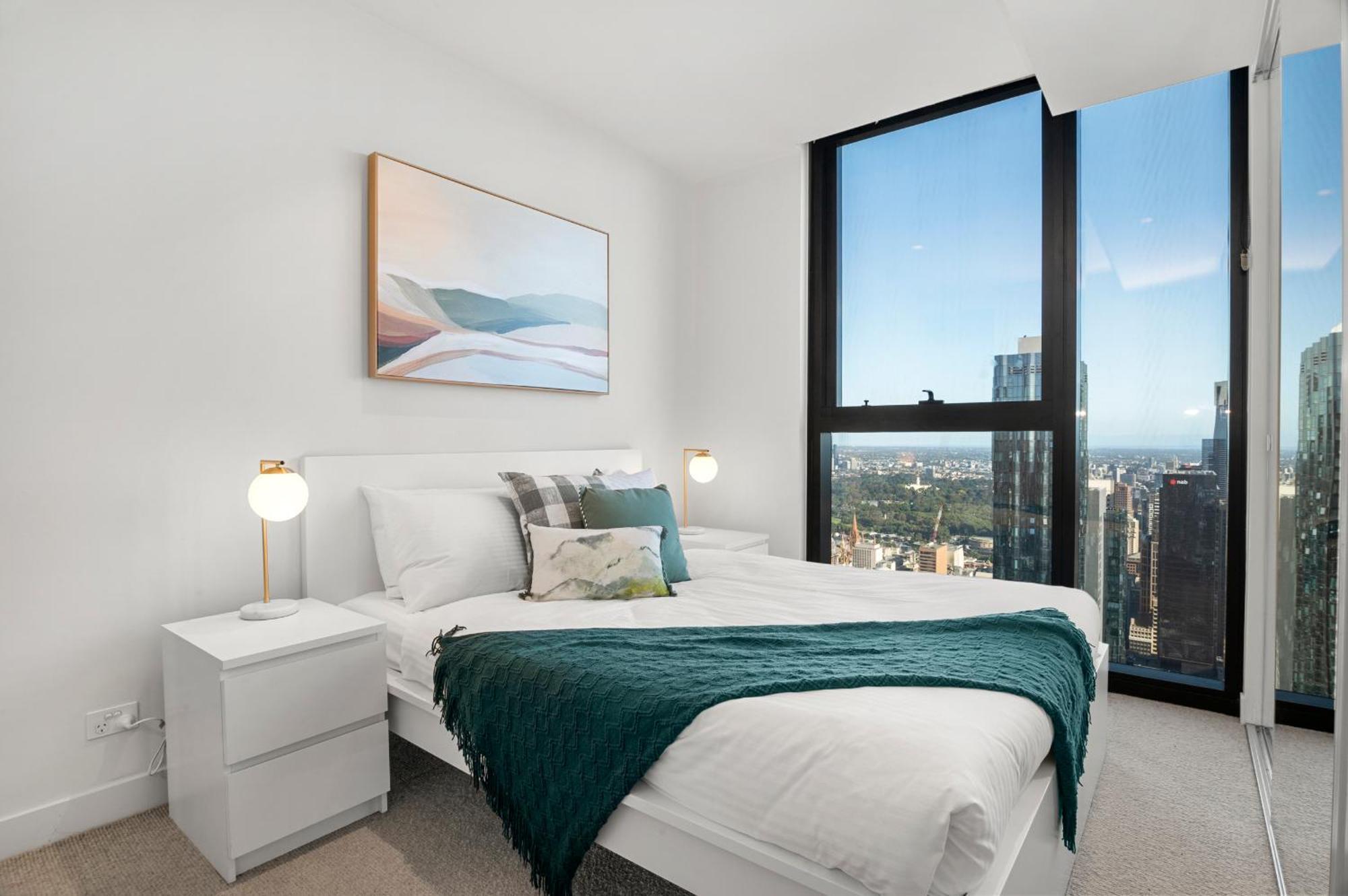 Sky High 3-bedroom With Views And Parking Apartment