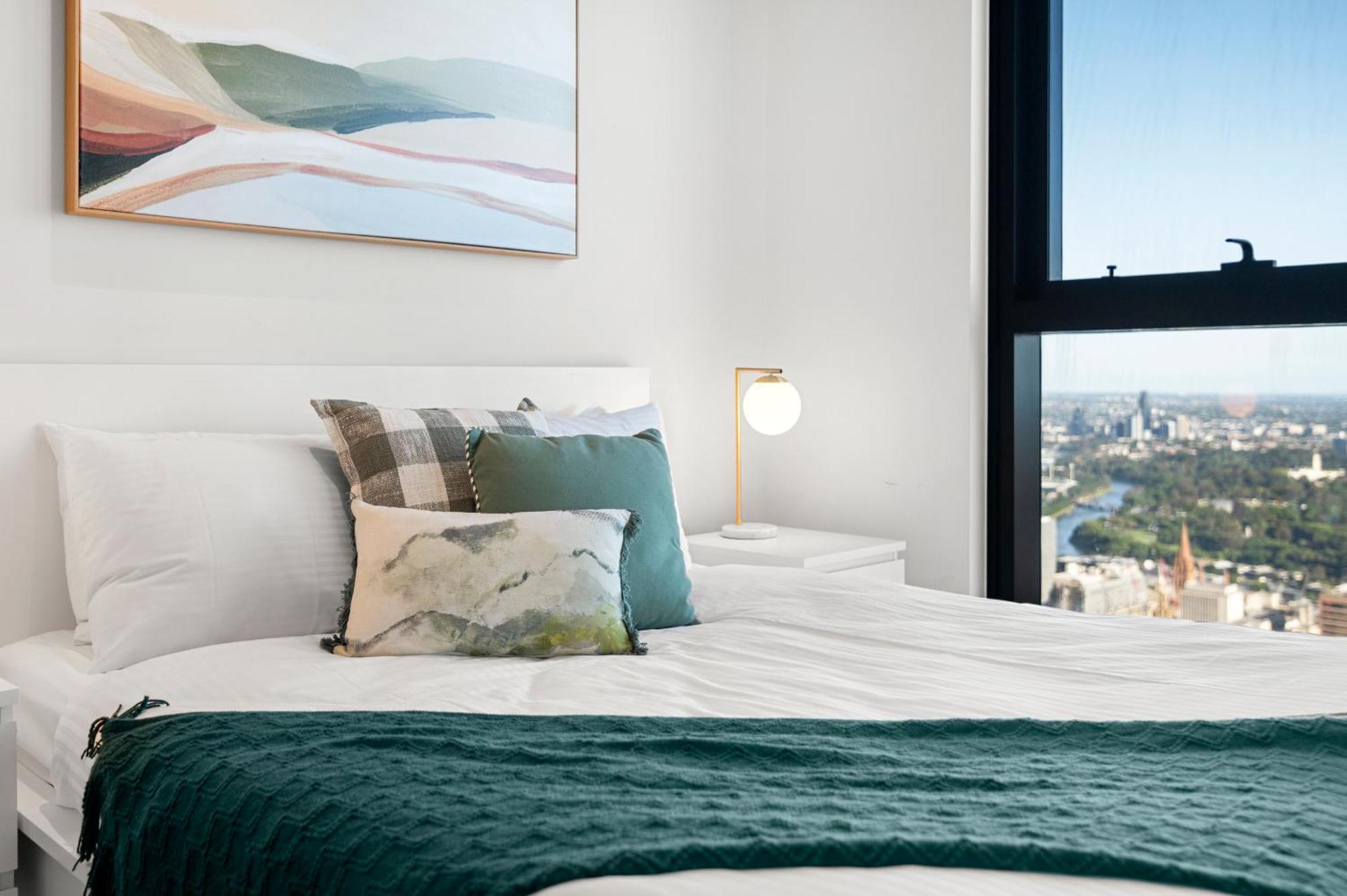 Sky High 3-bedroom With Views And Parking Apartment Melbourne