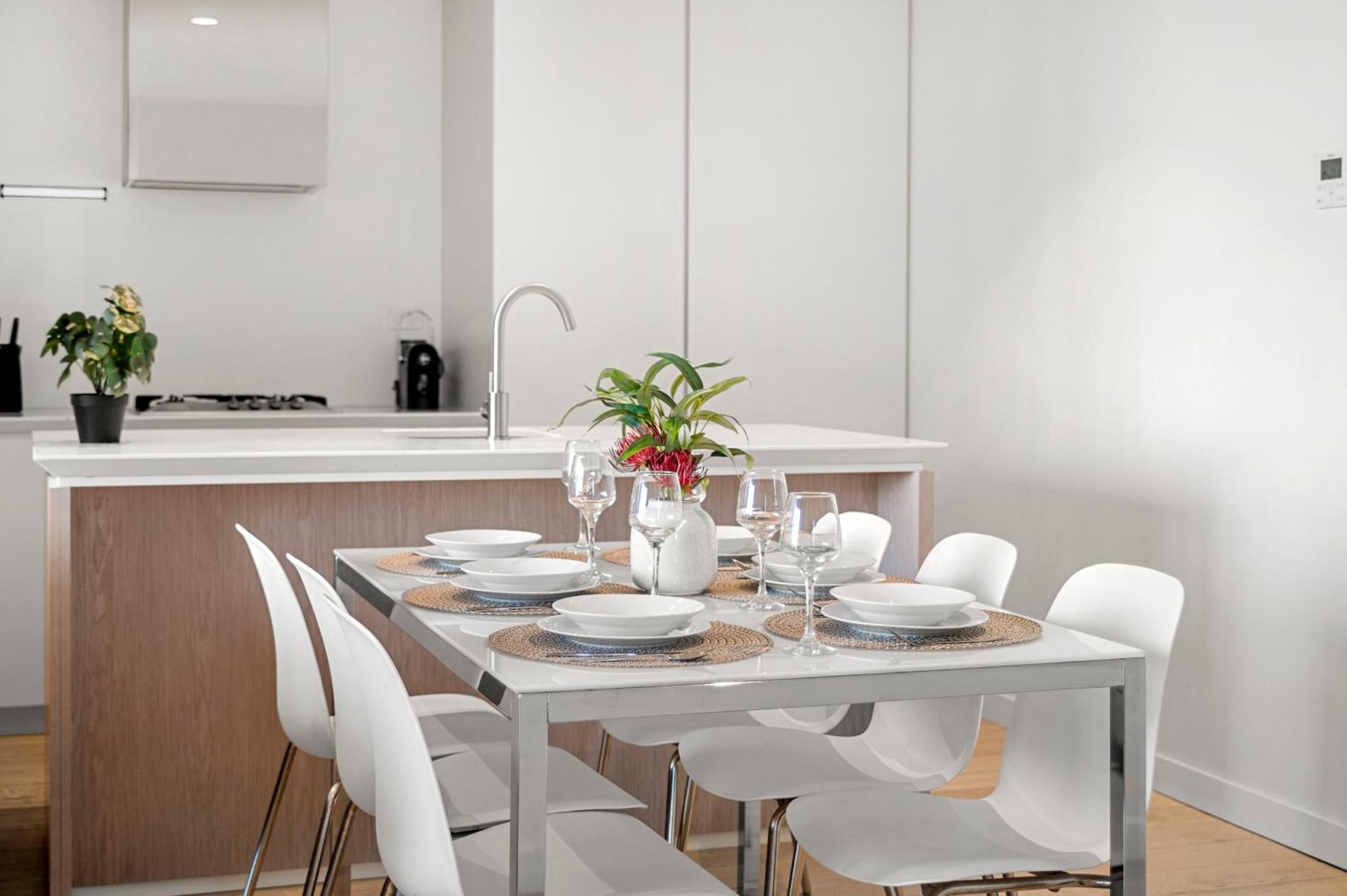 Sky High 3-bedroom With Views And Parking * Melbourne