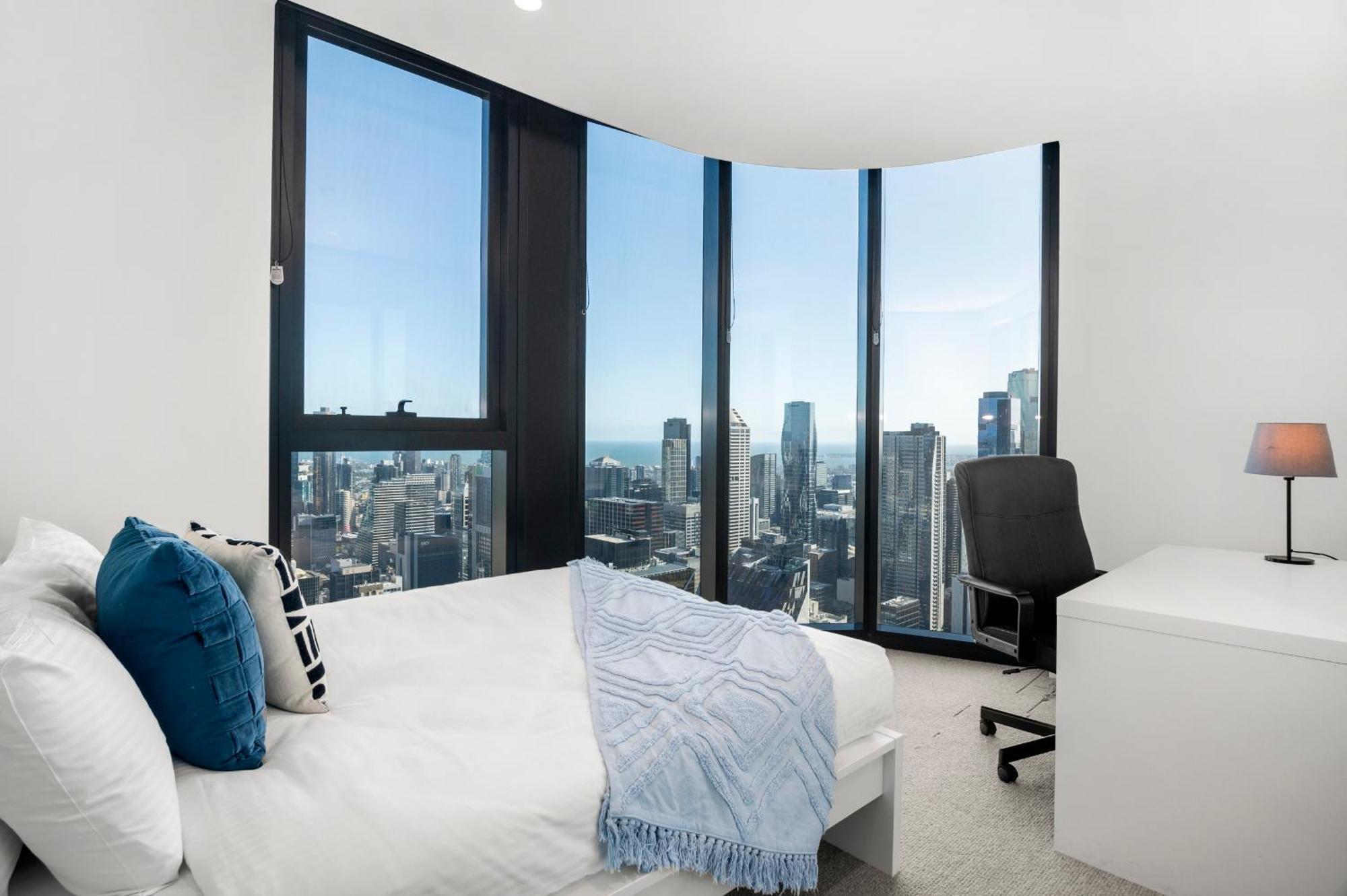 Sky High 3-bedroom With Views And Parking Apartment *