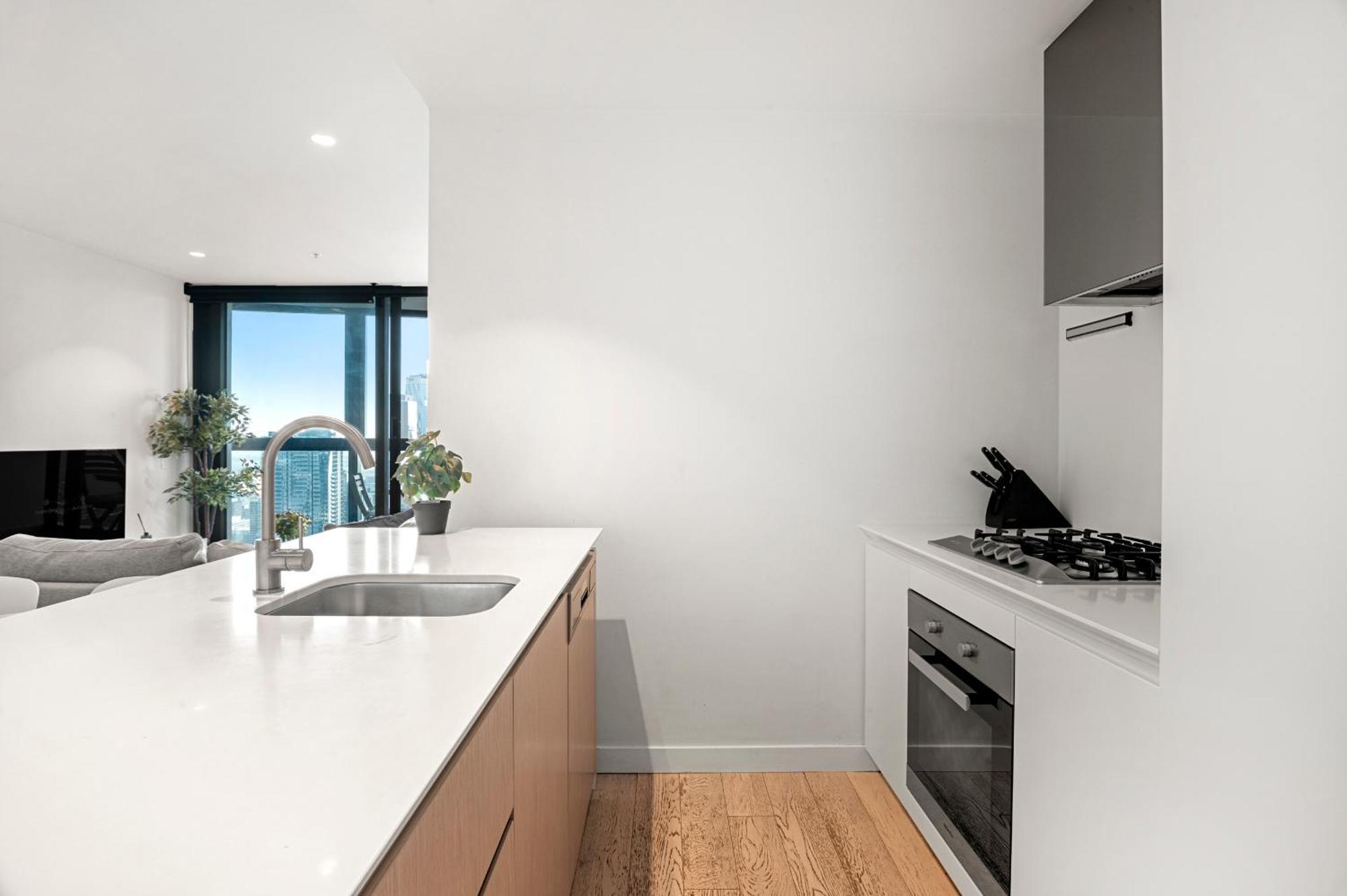 Sky High 3-bedroom With Views And Parking Melbourne