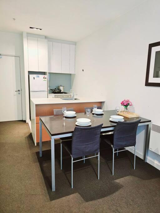 2bd Near Vic Market Apartment