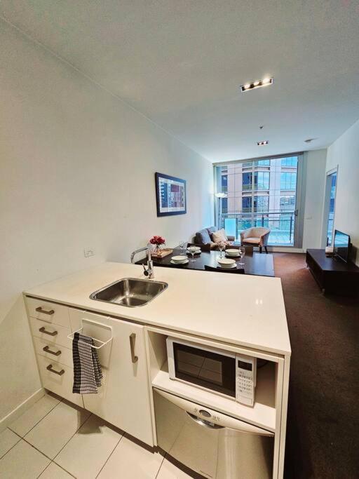 2bd Near Vic Market Apartment *