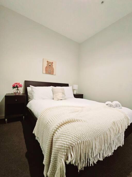 2bd Near Vic Market Apartment